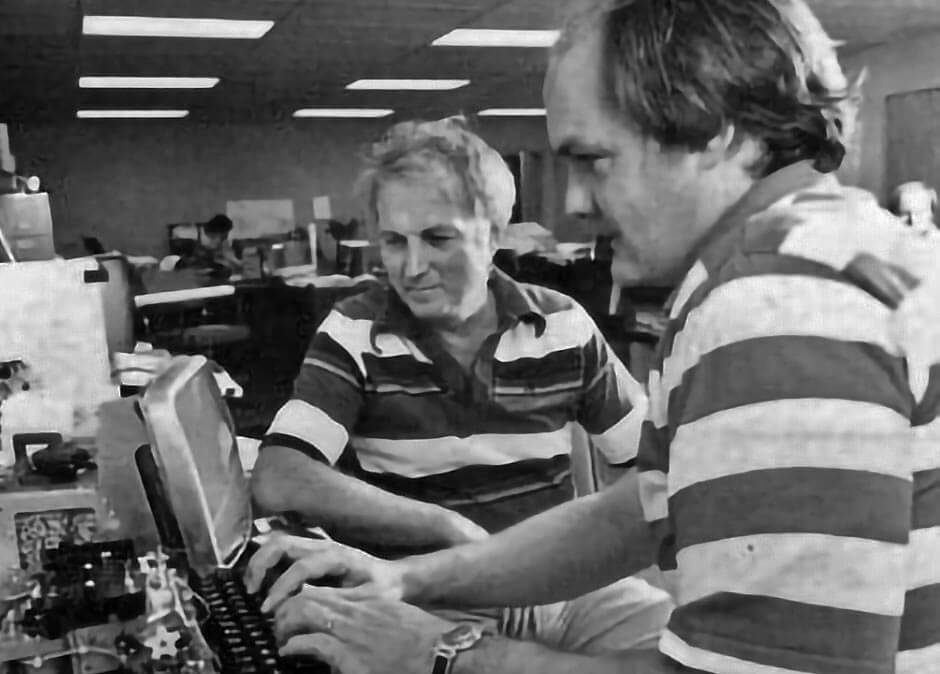 Lane Hauck inspectant un système de Gremlin Industries en 1976