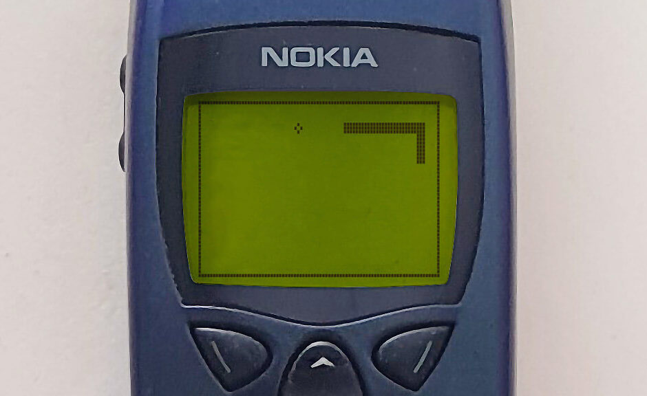 Un Nokia 6110 affichant le jeu Snake sur son écran monochrome.