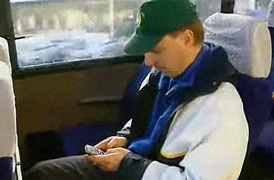 Taneli Armanto jouant à Snake sur un téléphone Nokia en 1997, assis dans les transports en commun.