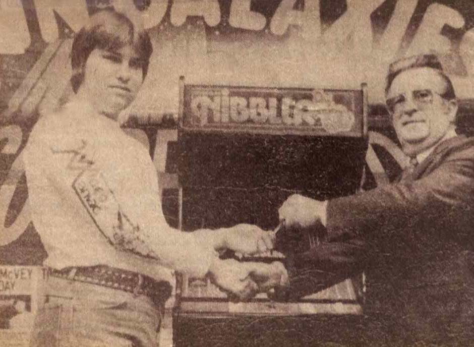 Tim McVey recevant sa clé de la ville d'Ottumwa en 1984, avec la machine d'arcade Nibbler en arrière-plan.